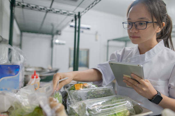 azjatycka praktykantka kuchni sprawdza składnik do gotowania - hygiene food chef trainee zdjęcia i obrazy z banku zdjęć