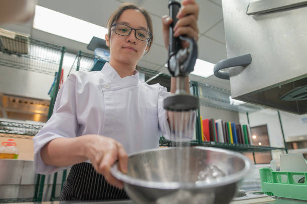 cuenco de limpieza de cocina de aprendiz femenino asiático - hygiene food chef trainee fotografías e imágenes de stock