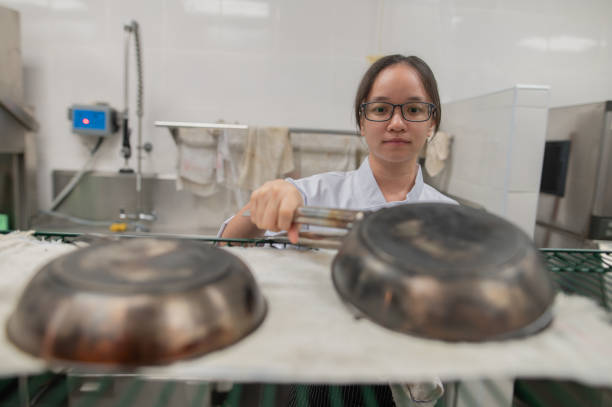 azjatycka uczennica kuchni czysta patelnia kuchenna - hygiene food chef trainee zdjęcia i obrazy z banku zdjęć