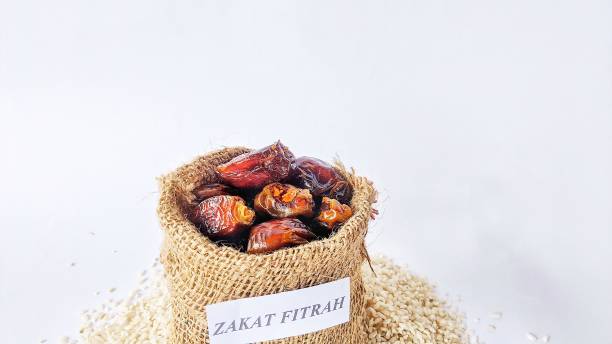 des dattes dans un sac en toile de jute et des grains de riz comme moyen de payer la zakat - dried fruit variation healthy eating snack photos et images de collection