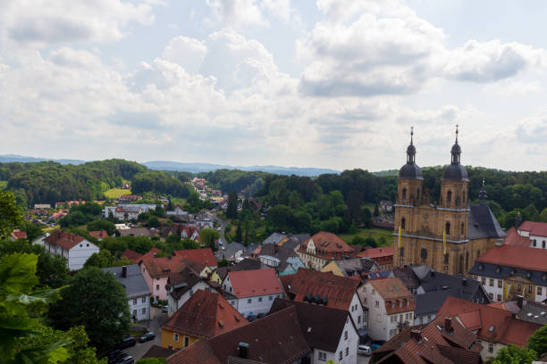 vista panorámica con el lugar de peregrinación basílica menor en gößweinstein y paisaje urbano en la suiza de franconia, baviera, alemania - gößweinstein fotografías e imágenes de stock