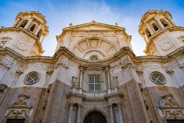 santa cruz cathedral facade in cadiz , andalusia of spain - christianity cadiz spain old town zdjęcia i obrazy z banku zdjęć