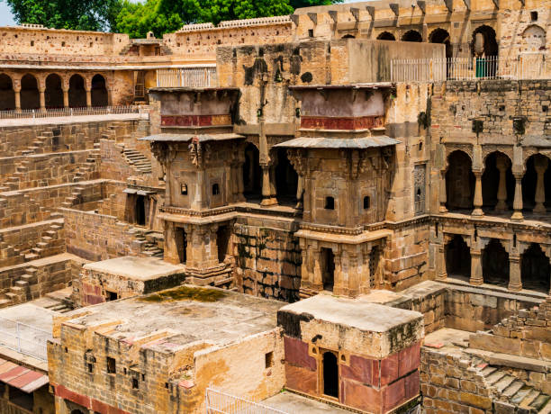 Stunning pavillon of Chand Baori, the oldest and deepest stepwell in the world, Abhaneri village near Jaipur, Rajasthan, India Chand Baori is a stepwell situated in the village of Abhaneri in the Indian state of Rajasthan. It extends approximately 30 m into the ground, making it one of the deepest and largest stepwells in the world india jaipur rajasthan traditional culture stock pictures, royalty-free photos & images