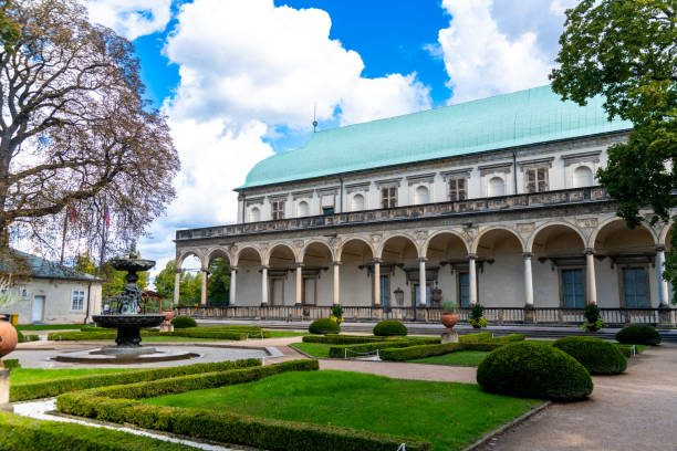 elegante arquitectura barroca de praga - statue architecture sculpture formal garden fotografías e imágenes de stock