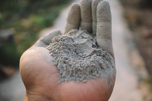 carry cement dust in hand