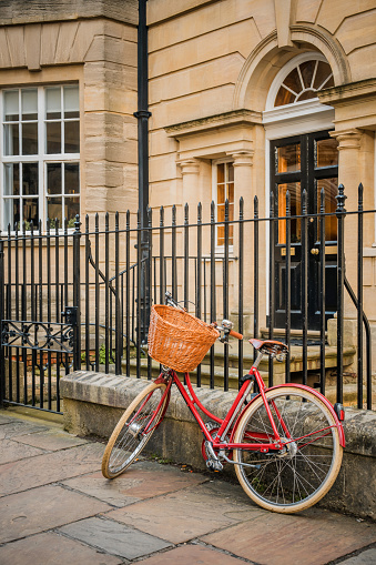 Bicicleta Antigua Fuera En Oxford Por El Edificio Del Colegio Universitario photo