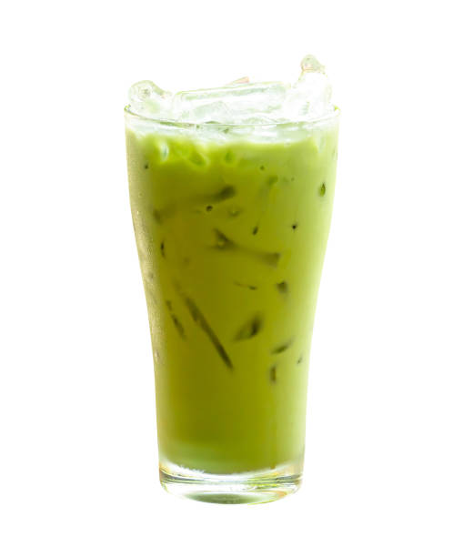 widok z przodu mrożonej zielonej herbaty matcha ze skondensowanym mlekiem w przezroczystym szkle na białym tle na białym tle ze ścieżką przycinania - green smoothie single object cold drink isolated on green zdjęcia i obrazy z banku zdjęć