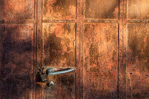 Rusty brown door surface and door handle