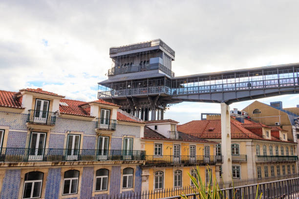 santa justa lift in lisbon, portugal. famous landmark and entertaining tourist attraction with viewing platform upstairs - 5428 zdjęcia i obrazy z banku zdjęć