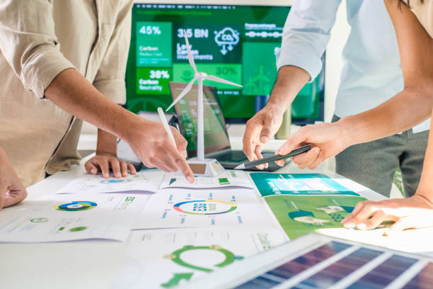 diversity team discussion focused on esg (environment,social,governance) for net zero goals in a sustainable green office - economie fotos stockfoto's en -beelden