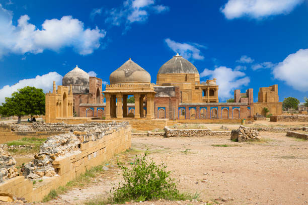 некрополь макли, пакистан. - makli стоковые фото и изображения