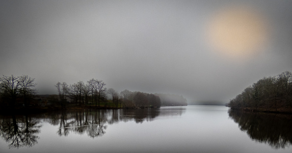 lac dans le brouillard