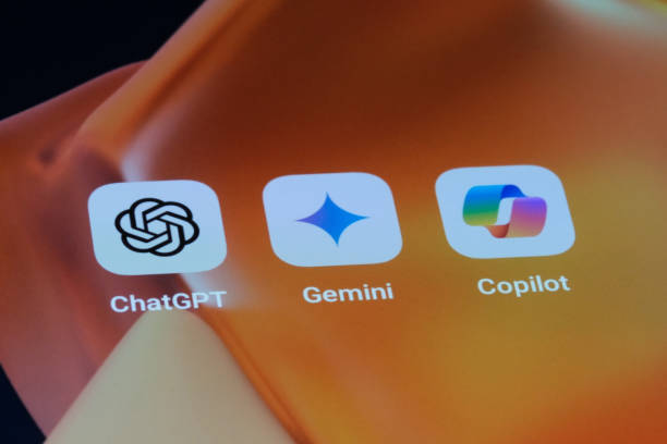 fotografii de stoc, fotografii și imagini scutite de redevențe cu pictogramele aplicației google gemini, openai chatgpt și microsoft copilot. aplicații mobile ai asortate - ia generativă