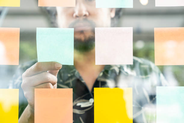 istock Freelance artist man with idea on adhesive notes 2020420653