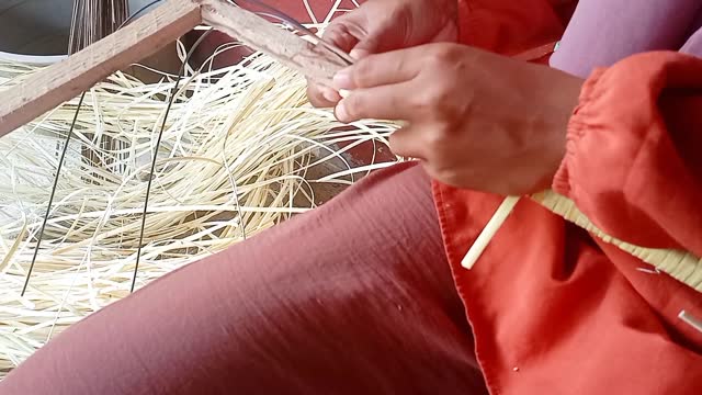 The process of processing raw rattan into woven rattan