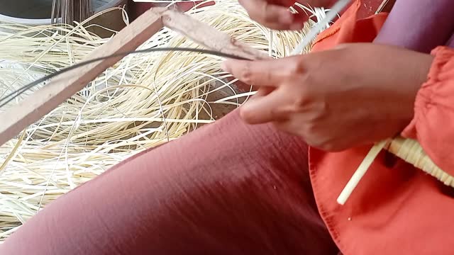 The process of processing raw rattan into woven rattan