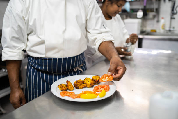 chef preparing food in kitchen - asian ethnicity chef fine dining creativity - fotografias e filmes do acervo