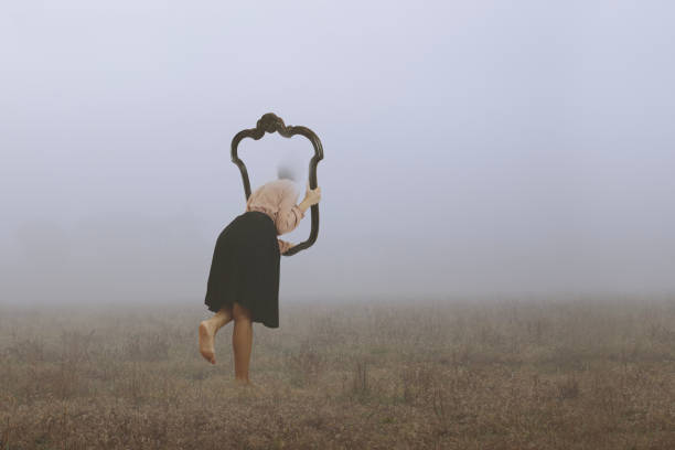 voyage surréaliste d’une femme qui s’échappe du monde réel à travers un cadre immergé dans le brouillard, concept abstrait - imagination fantasy invisible women photos et images de collection