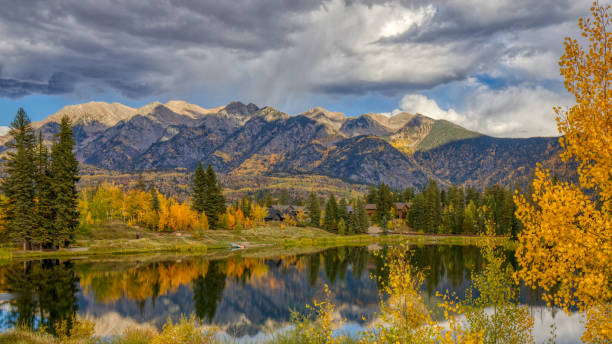 scène du lac de montagne durango - rocky mountains colorado autumn rural scene photos et images de collection