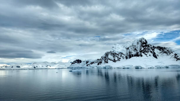 南極大陸の雪に覆われた山々 ストックフォト