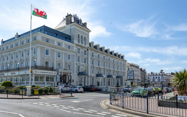 отель святого георгия, на набережной лландидно, северный берег, конуи, - wales beach editorial people стоковые фото и изображения