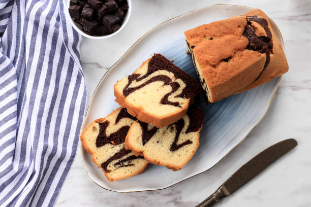 fresh marmer cake, homemade loaf sliced marble cake made from two  different colours of batters - marmer imagens e fotografias de stock