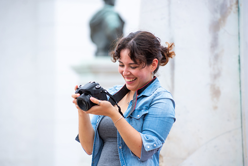 Photographer woman in Panama using a dslr camera