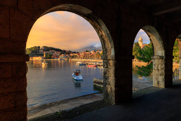 cavtat, kroatische seestadt bei sonnenuntergang - croatian culture stock-fotos und bilder