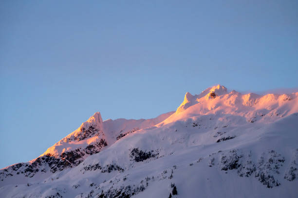 sunrise light on snowcapped mountains - copy space alpenglow winter mountain range 뉴스 사진 이미지