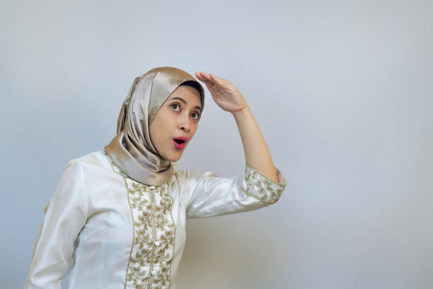young muslim woman posing in white background studio for ramadan or eid concept - anticipatory zdjęcia i obrazy z banku zdjęć