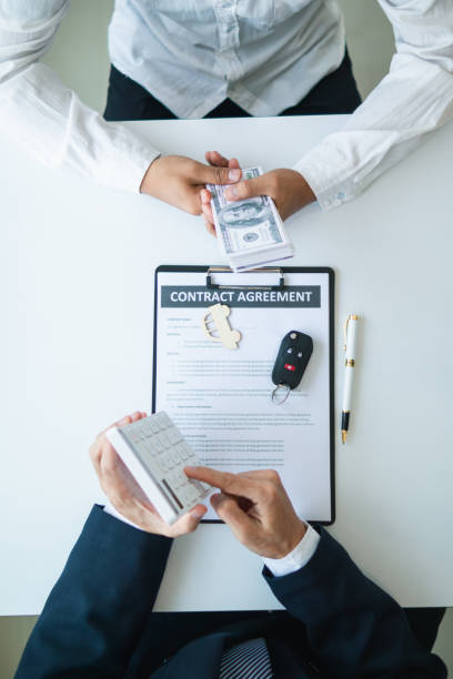 Car dealers are offering promotions to customers and calculating the cost of leasing a new EV car. Buyers have agreed to lease-purchase EV cars from dealers because they are cost-effective. los concesionarios de automóviles están ofreciendo promociones a los clientes y calculando el costo de arrendar un nuevo automóvil eléctrico. los compradores han acordado arrendar y comprar autos eléctricos a los concesionarios porque son rentables.