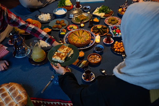 Ramadan Iftar Table. Muslim Family Having Dinner At Home. Iftar Table with Traditional Food. Fasting ends with Dates and Turkish Pide. Ramadan Feast Celebrations, Eid Mubarak Concept Uskudar Istanbul, Turkiye (Turkey)
