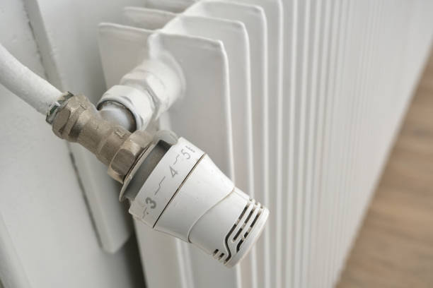 Thermostatic head mounted on a white radiator