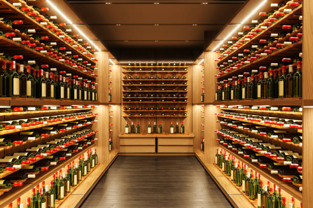sklep monopolowy z butelkami wina na półkach - wine cellar liquor store wine rack zdjęcia i obrazy z banku zdjęć