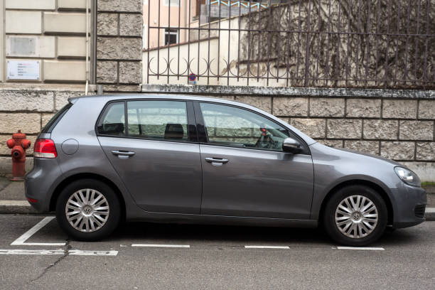 路上に駐車されたグレーのフォルクスワーゲンゴルフ6の横顔 - hatchback volkswagen golf volkswagen side view ストックフォトと画像