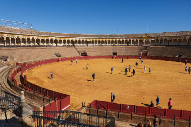 セビリアのトロス・デ・セビリア闘牛場広場 - maestranza bullring ストックフォトと画像