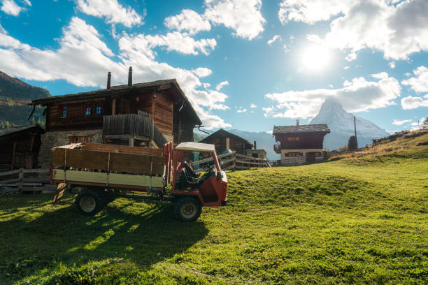 aldeia agrícola pacífica na colina com caminhão e montanha matterhorn na cena rural na suíça - findeln - fotografias e filmes do acervo