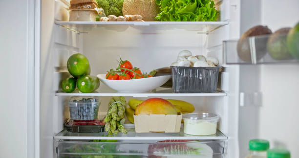 холодильник со свежими овощами и фруктами - refrigerator healthy eating mango fruit стоковые фото и изображения