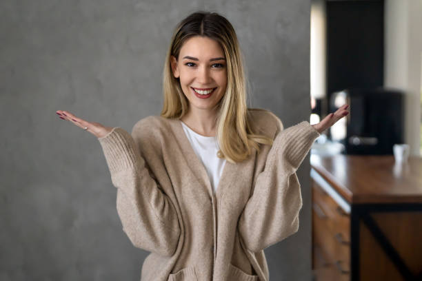 istock Smiling woman does not know which is the right decision. People decision choise concept. 2022772212