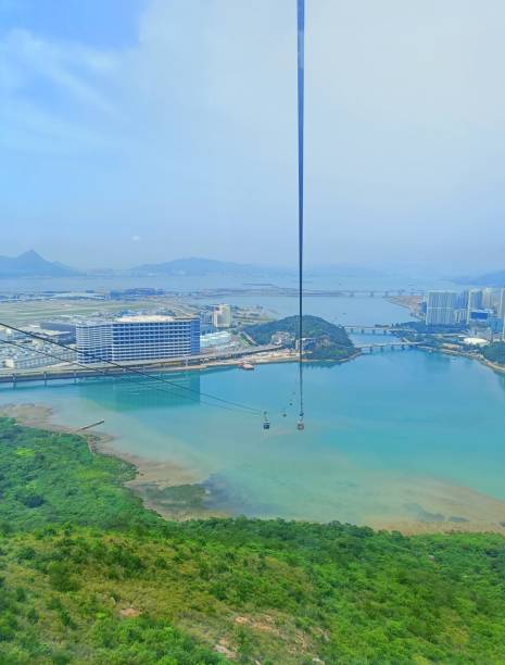 vue du téléphérique ngong ping 360, mer, bâtiment, ciel de hong kong - clear sky hong kong island hong kong china photos et images de collection