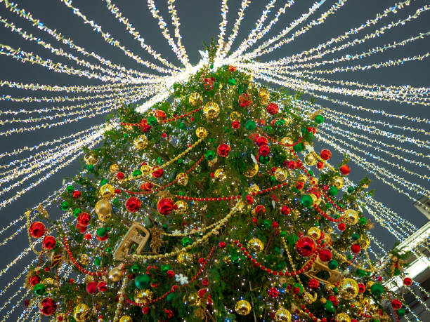 istock Christmas tree on street at night 2022946250