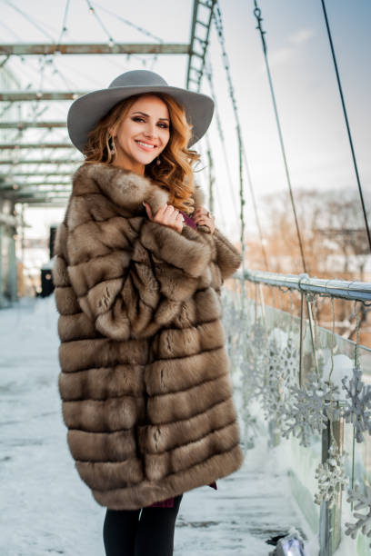 mujer morena glamorosa con sombrero gris y abrigo de invierno de visón de piel - russian culture fashion model hat sensuality fotografías e imágenes de stock