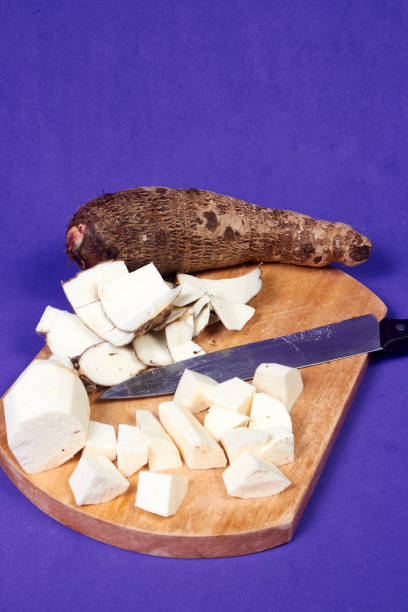 closeup of taro root vegetable, eddo malanga, purple background - chinese eddo zdjęcia i obrazy z banku zdjęć