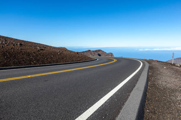 estrada de asfalto, havaí - haleakala national park mountain winding road road - fotografias e filmes do acervo
