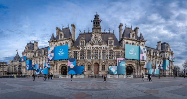 municipio di parigi. veduta del colorato edificio del municipio con gli anelli olimpici e il simbolo di parigi 2024 - olympian foto e immagini stock