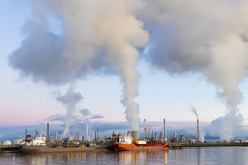 Extensive release of harmful petroleum gases into the air in the oil refinery