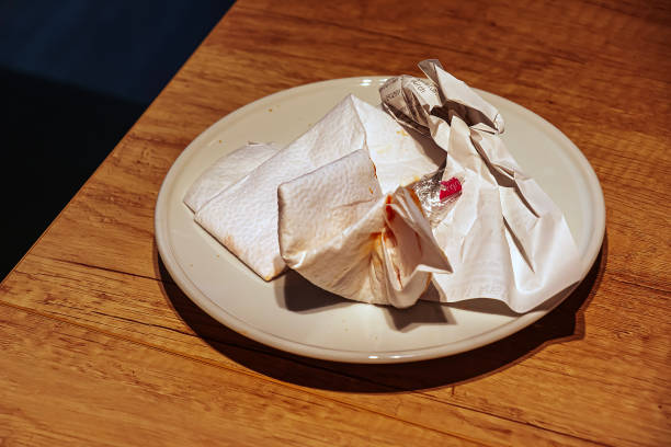 mesa com um prato sujo com guardanapos depois de comer em um café. - dirty paper paper plate food - fotografias e filmes do acervo