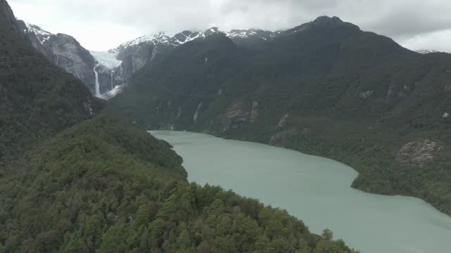Ventisquero Colgante glacier and Tempanos lake