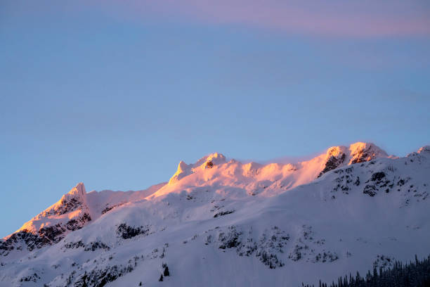 눈 덮인 산의 일출 빛 - copy space alpenglow winter mountain range 뉴스 사진 이미지