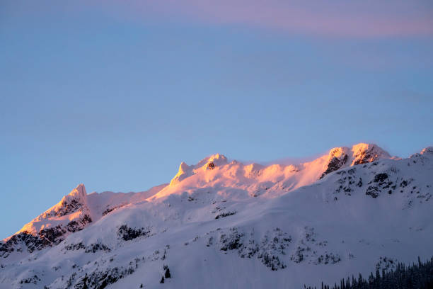 sunrise light on snowcapped mountains - copy space alpenglow winter mountain range imagens e fotografias de stock